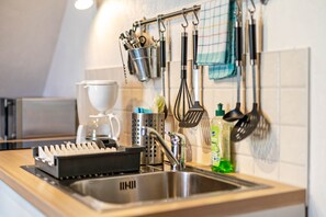 Kylskåp, mikrovågsugn, spishäll och kaffe- och tebryggare