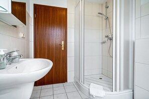 Ducha, secador de pelo y toallas