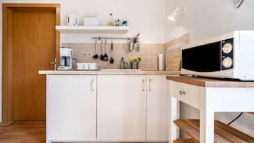 Kühlschrank, Mikrowelle, Herdplatte, Wasserkocher mit Kaffee-/Teezubehör