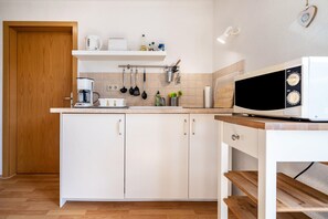 Kühlschrank, Mikrowelle, Herdplatte, Wasserkocher mit Kaffee-/Teezubehör
