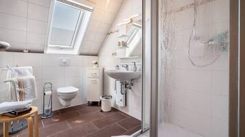 Een douche, een haardroger, handdoeken