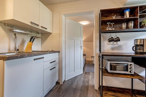 Fridge, stovetop, dishwasher, coffee/tea maker