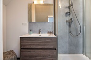 Dusche, Haartrockner, Handtücher