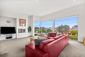 TV, fireplace, offices - Saltwater Serenity - Townhouse with a View (Torquay)