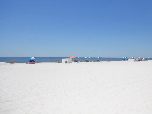 På stranden