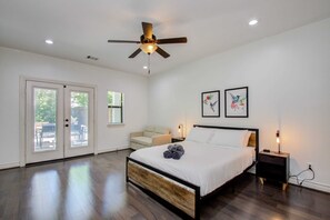 3 bedrooms, iron/ironing board, WiFi, bed sheets - Elegant 3BR 3.5Bath Home with Private Pool (Houston)