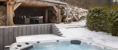 Bañera de hidromasaje al aire libre