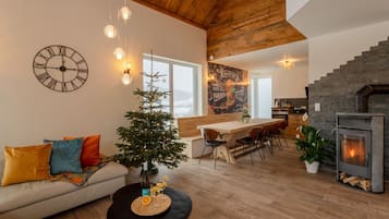 Smart TV, chimenea y libros