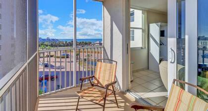 Bonita Springs Studio, Sleeps 4! Steps to Beach! Free Parking & Over $100 of Free Daily Activities!