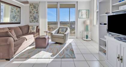 Bonita Springs Studio, Sleeps 4! Steps to Beach! Free Parking & Over $100 of Free Daily Activities!