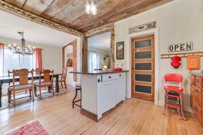 Dining - 'Cedar Creek Guesthouse' 3 Mi to Lake Charlevoix (East Jordan)