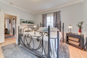 4 habitaciones, tabla de planchar con plancha, cuna de viaje y internet