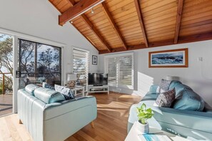 TV - The Lighthouse Mollymook - 4BR / Pets / Beach (Mollymook Beach)