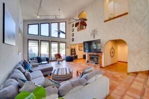 Televisión, chimenea, tenis de mesa y libros