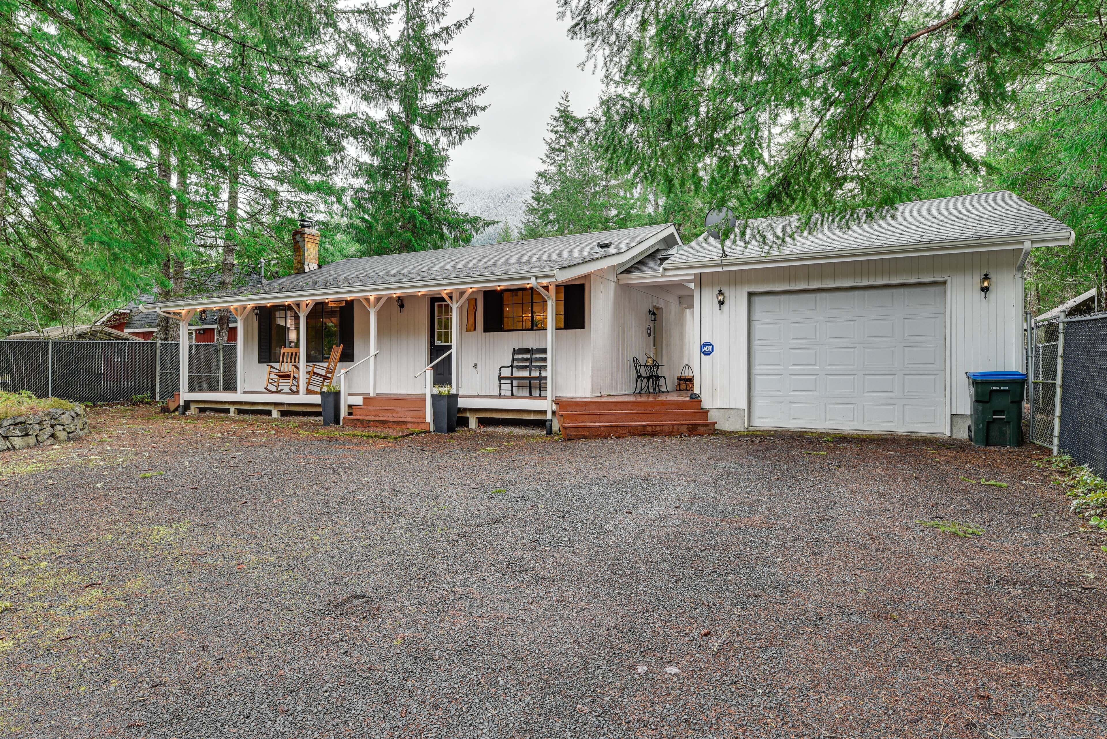 Pet-Friendly Ashford Rainier Home: Hot Tub, Kayaks