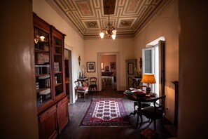 Deluxe House | Living area | 43-inch Smart TV with digital channels, Netflix, books - Palazzo Capparucci - Dimora Storica  (Fermo)