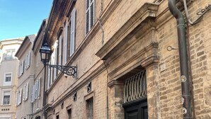 Eine enge Kopfsteinpflasterstraße, gesäumt von historischen Backsteingebäuden, mit traditionellen Fensterläden und einer schwarzen Tür.