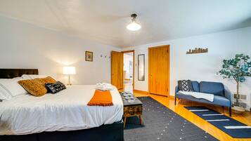 2 slaapkamers, een bureau, een strijkplank/strijkijzer, reisbedje
