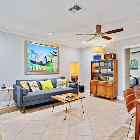 Interior. Wilton Manors 2BR Charm Walk to the Drive