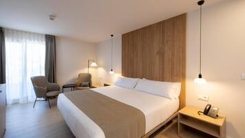 Deluxe Double Room | Desk, laptop workspace, iron/ironing board (on request), WiFi (free)