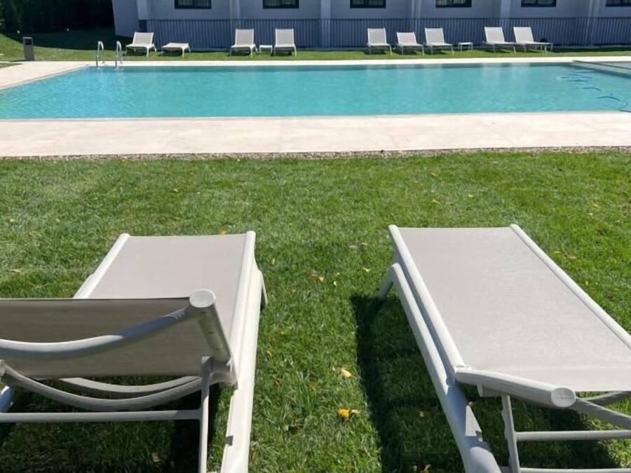 Una piscina al aire libre de temporada