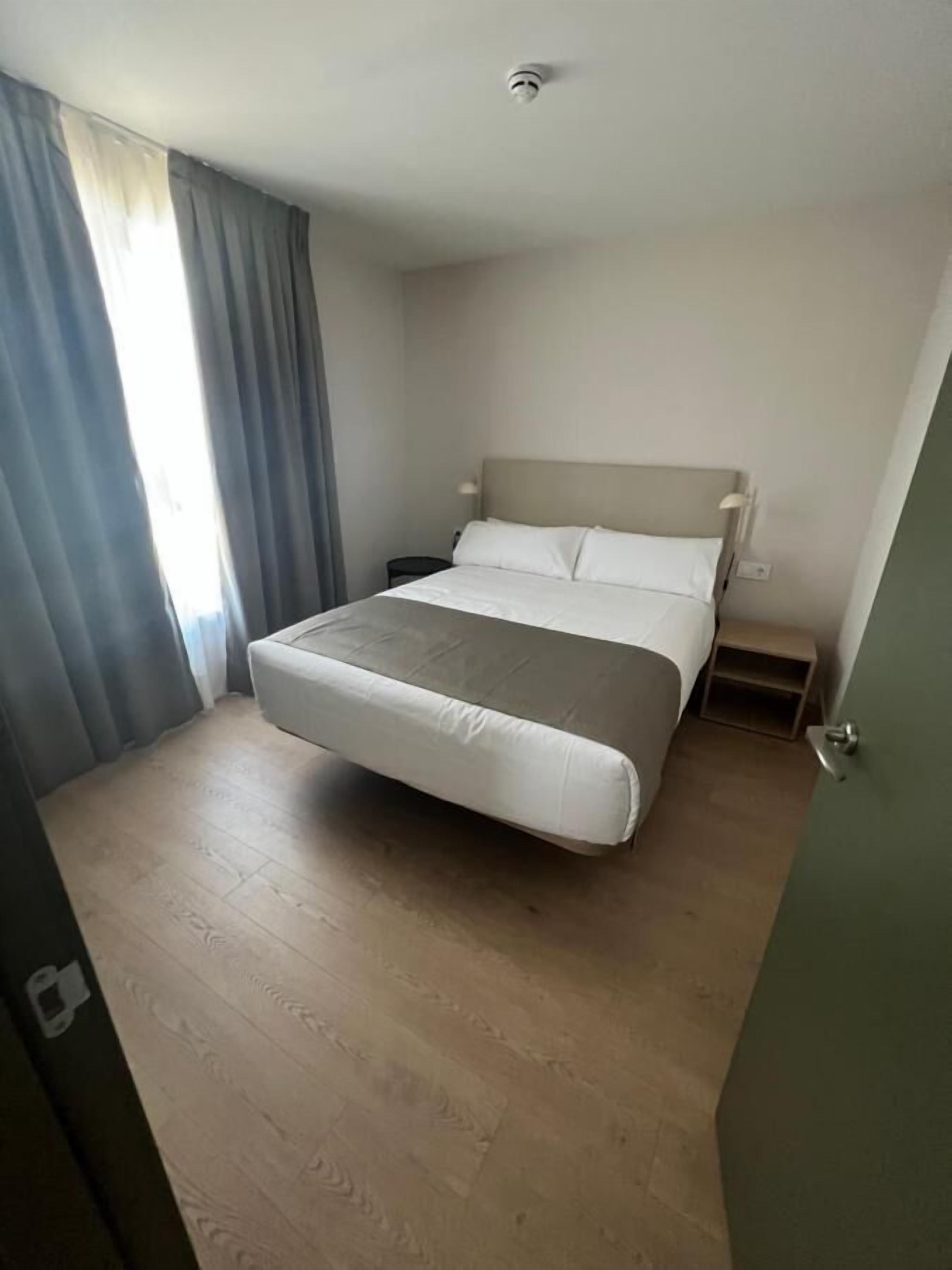 Departamento, balcón, vista a la alberca | Escritorio y espacio para trabajar con laptop 