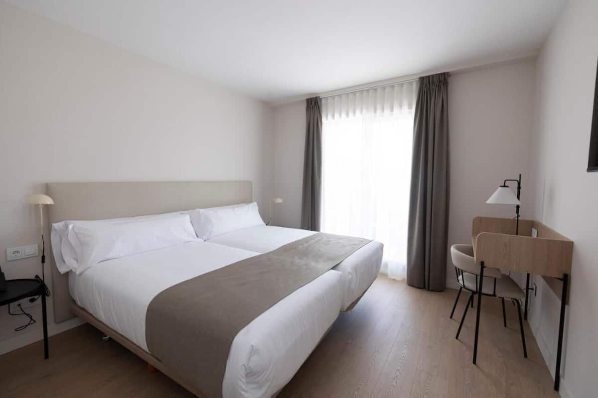 尊荣双人房或双床房, 阳台, 庭院景观 | 办公桌、笔记本电脑工作区、熨斗/熨板、免费 WiFi