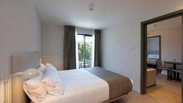 Appartement, balkon, uitzicht op zwembad | Een bureau, een laptopwerkplek, een strijkplank/strijkijzer, gratis wifi