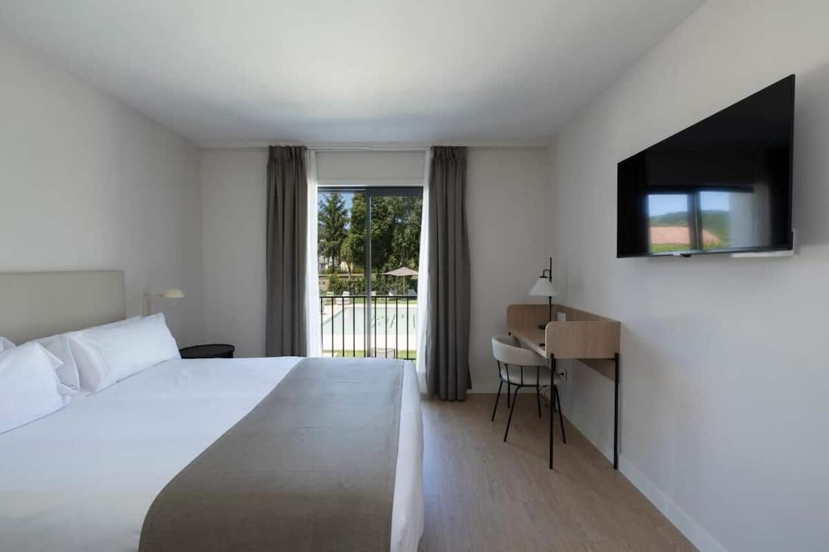 高级双人房或双床房, 阳台, 泳池景观 | 办公桌、笔记本电脑工作区、熨斗/熨板、免费 WiFi