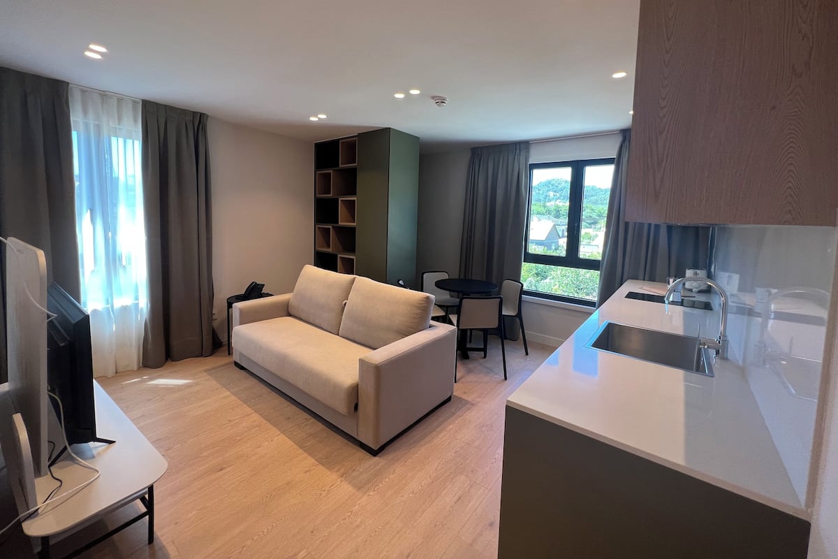 公寓, 阳台, 庭院景观 | 办公桌、笔记本电脑工作区、熨斗/熨板、免费 WiFi