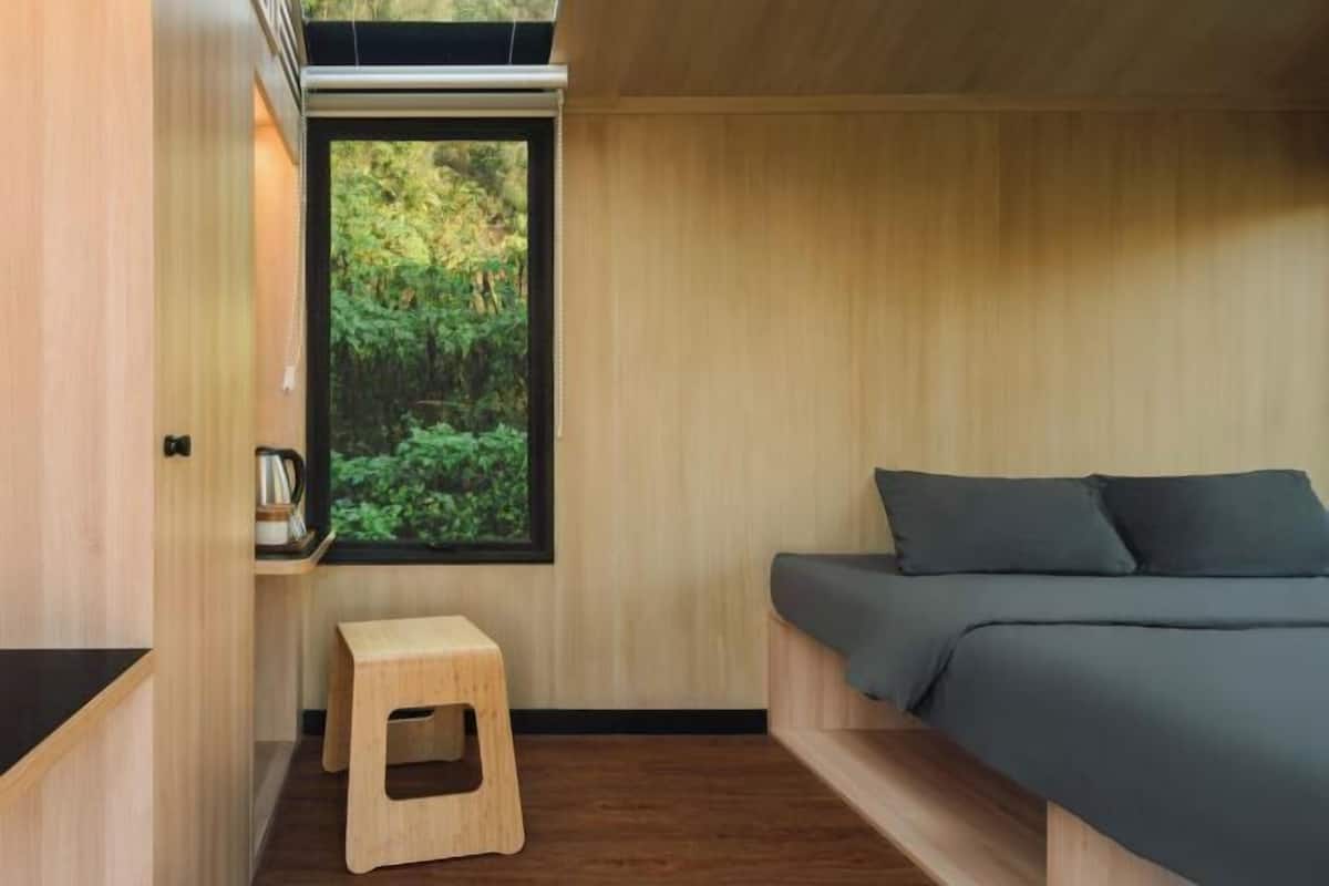Desk, free WiFi, bed sheets
