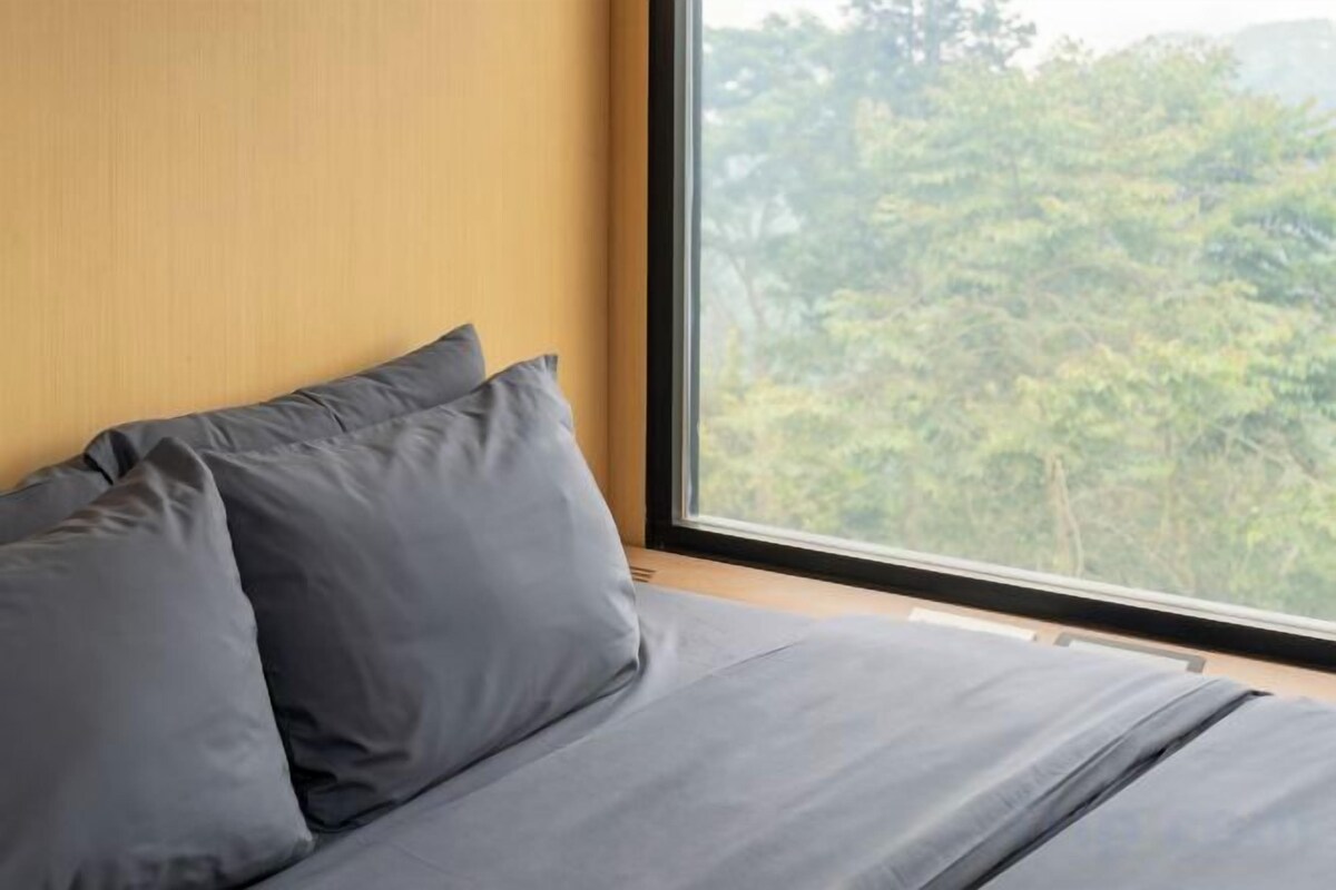 Desk, WiFi (free), bed sheets