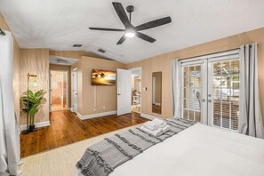 4 habitaciones, escritorio y tabla de planchar con plancha 