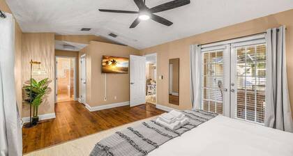 Sleeps 12~Game Room~Mini Golf~Bocce Ball~Hot Tub