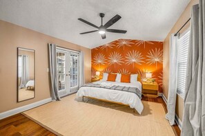 4 makuuhuonetta, työpöytä, silitysrauta/-lauta, vauvan matkasänky