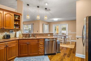 Fridge, microwave, oven, stovetop - Sleeps 12~Game Room~Mini Golf~Bocce Ball~Hot Tub (Seminole)