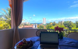 Näkymä rannalle/valtamerelle