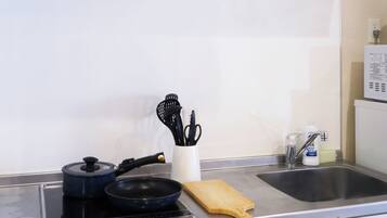 Classic Condo, 2 Double Beds, City View | Private kitchen | Fridge, microwave, oven, stovetop