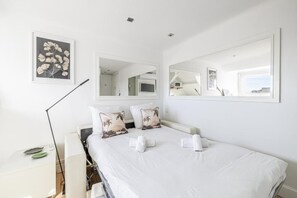 1 bedroom, bed sheets