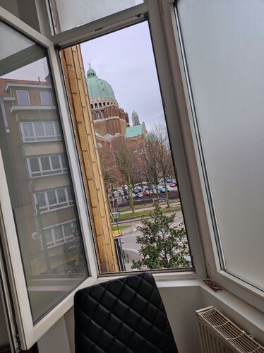 Room in B&B - Spacious Room With Beautiful View of the Koekelberg Basilica