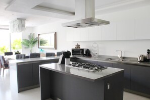 Villa, flere soverom, balkong, hageutsikt | Innvendig