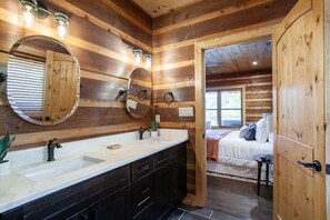 Séchoir à cheveux, serviettes fournies