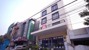 Hotel amb façana moderna, nombroses finestres i entrada blava.