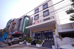 Front of property - Hotel Lyf Corporate Suites Meera Bagh (New Delhi)