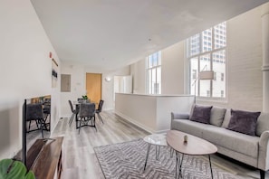 Appartement | Coin séjour | TV connectée de 43 pouces avec chaînes numériques, Netflix, Hulu