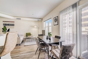 Appartement | Coin séjour | TV connectée de 43 pouces avec chaînes numériques, Netflix, Hulu