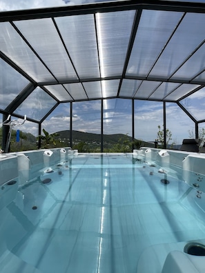 Piscine couverte, piscine extérieure, parasols de plage, chaises longues