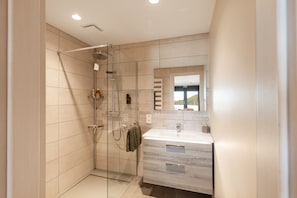 Luxury Studio, Ensuite, Mountain View (Le Studio) | Bathroom | Bathrobes, towels