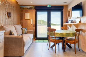 Luxury Studio, Ensuite, Mountain View (Le Studio) | 1 bedroom, Egyptian cotton sheets, premium bedding, memory-foam beds