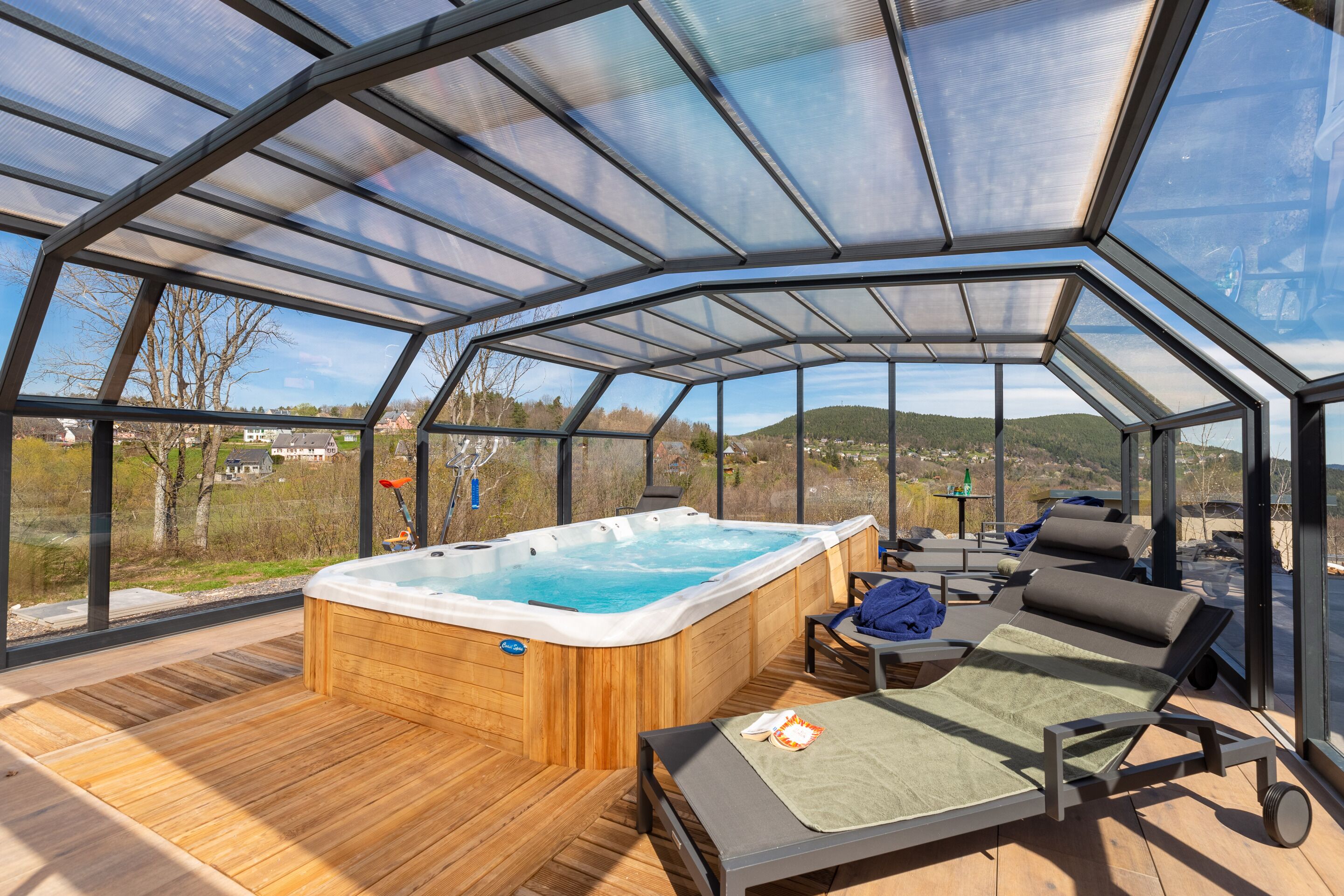 Piscina interna, piscina externa, funciona das 9h às 21h, guarda-sóis